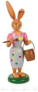 Osterfigur – detailreiche Hasen-Malerin mit Pinsel und Farbtöpfen, blaues Kleid – H = 25 cm