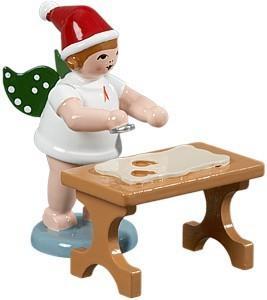 Holzfigur Bäckerengel mit Ausstechform am Tisch und Krone Höhe 6cm von KDE-Kunstgewerbliche