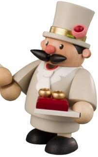 Räuchermann – eleganter Bräutigam mit weißen Anzugdetails und Ringkissen, handgefertigt – BxHxT = 6