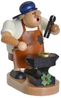 Räuchermann – detailverliebter Glücksschmied mit Amboss und goldenem Hufeisen, bunt bemalt – BxHxT =