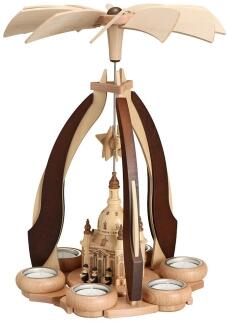 Tischpyramide mit naturbelassenen Kurrendefiguren und Frauenkirche, Holzpyramide mit Teelichtern von