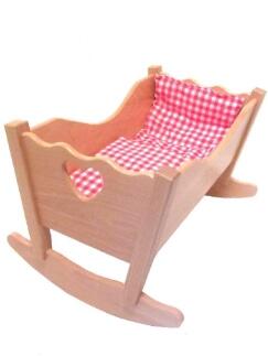 Puppenspielzeug handgefertigte Puppenwiege Natur aus Holz mit rot kariertem Stoff und Herzdetail von