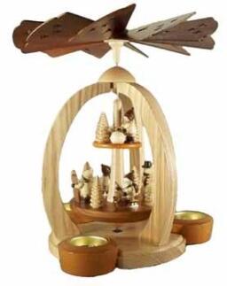 Tischpyramide Winterkinder Wald aus Holz von Holz- und Drechslerwaren Jan Legler e.K. mit spielenden