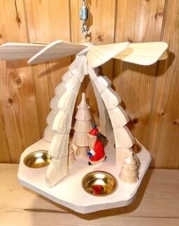 Deckenpyramide – detailreicher Weihnachtsmann mit Laterne, naturfarben – HxB = 20 x 12 cm