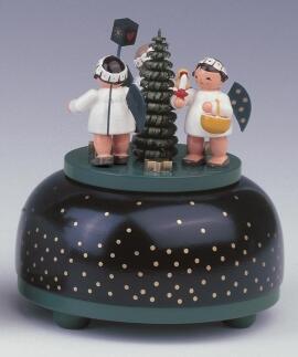 Spieluhr – detailreiche Weihnachtsengel mit Geschenken und Baum, bunt – spielt „We Wish You a Merry