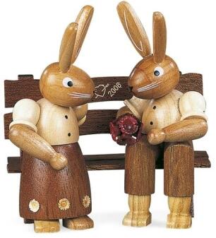 Osterfigur – tolles Hasenpaar auf naturbelassener Bank mit Blumenstrauß – BxHxT 6 x 9 x 3 cm
