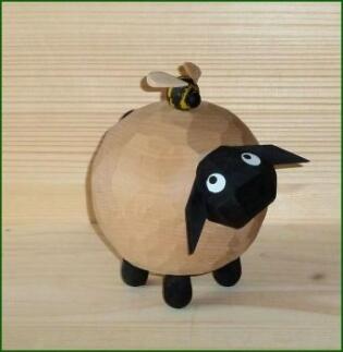 Dekorationsfigur – detailreiches Schaf Gustel mit Hummel, naturfarben – Höhe ca. 13,5 cm