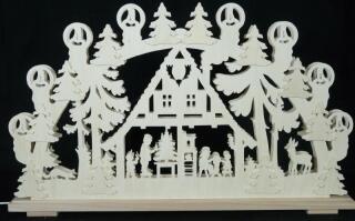 Schwibbogen Waldhaus mit filigranen Bäumen und Figuren, warm beleuchtet, naturfarbenes Holz aus dem