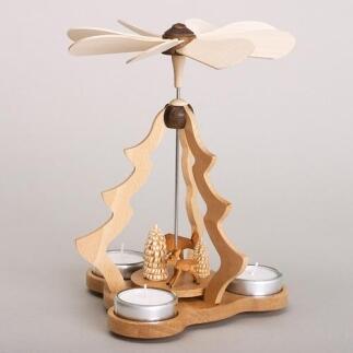 Weihnachtsdekoration - naturbelassene Tischpyramide mit Rehen und Bäumchen - HxLxB 16x16x21,5cm