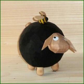 Geschnitzte Figur Schaf Gustav mit Hummel, liebevoll bemaltes Holzschaf von Schnitzstübl Nico Kaden