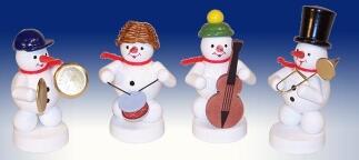 Schneemannkapelle – farbenfrohe, detailreiche Figuren mit Instrumenten und Kopfbedeckungen,