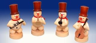 Schneemann-Kapelle – liebevoll gestaltet mit Instrumenten und Zylinder, naturfarben – HxBxT = 8 x 10