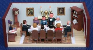 Miniaturstube – festliche Geburtstagsgesellschaft mit detailreichen Möbeln und farbenfrohem Design –