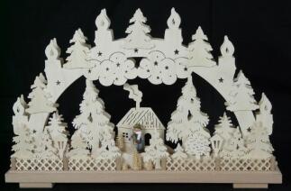 Schwibbogen – detailreicher Schneeschipper am idyllischen Winterhaus, mit Beleuchtung, naturfarben –