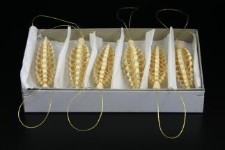 Baumbehang – filigrane Spanzapfen aus naturfarbenem Lindenholz, handgefertigt – HxT = 12 x 3 cm