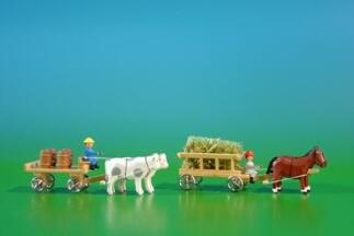 Miniaturgespanne – Tafelwagen mit Ochsen und Leiterwagen mit Pferd naturfarben von Volker und Heiko