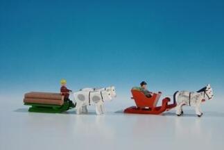 Miniatur-Schlitten – detailreiches Set mit roten Pferde- und grünen Ochsen-Gespannen, naturbelassen