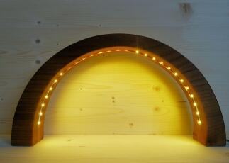 Schwibbogen – detailreich geschnitzt aus edlem Kirschholz, warm beleuchtet mit LEDs – BxHxT = 30 x