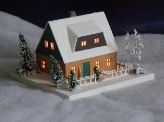 Lichterhaus – traditionelles Erzgebirgshaus mit Figur und Glitzerstaub – LxBxH ca. 19x17x12 cm