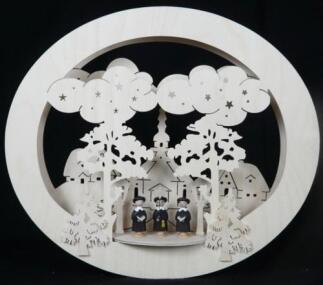 Fensterbild – detailreiche Kirche mit winterlicher Kurrende, naturfarben und beleuchtet – BxHxT = 34