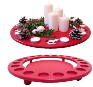 Dekoration schöner Teelichthalter rot aus Holz als Adventskranz mit Kerzen, Tannenzweigen und Zapfen
