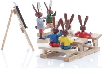 Osterfiguren - Osterhasen in der Hasenschule Groß - Lehrer mit Schüler sitzen auf Bänke - Ansicht Rechts