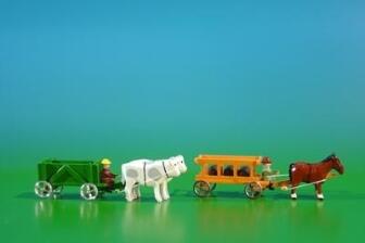 2 Miniatur Gespanne Kastenwagen in grün mit Ochsen , Ladung: leer und Leiterwagen in orange mit Pferde , Ladung: 3 Fässer Länge ca 9cm