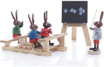 Osterfiguren – liebevoll gestaltete Hasenschule mit bunten Schülern und Lehrer – HxBxT = 5 x 7 x 4