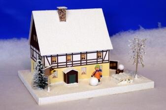 Lichterhaus – Fachwerkhaus im Winter mit Figuren und Beleuchtung – LxBxH ca. 29x24x20 cm