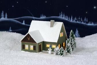 Lichterhaus – winterliches Forsthaus mit Schneemann und Beleuchtung – LxBxH ca. 18,5x16,5x11,5 cm