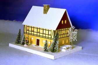 Lichterhaus – Fachwerkhaus mit Figur und Beleuchtung – LxBxH ca. 29x24x23 cm