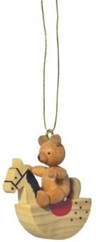 Baumbehang – fröhlicher Teddy auf buntem Schaukelpferd – BxHxT 2 x 5 x 4 cm